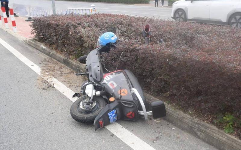武汉无人车失控撞人 事故原因正在调查 
