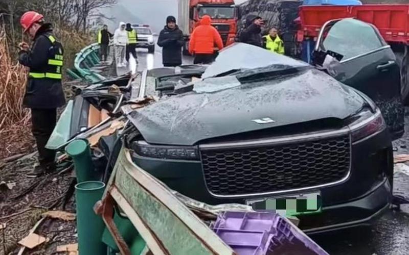 多车追尾惨烈现场 理想汽车扎堆受损 